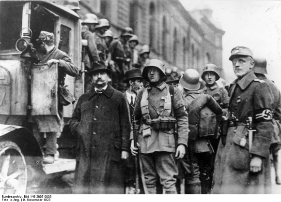 Putschisten bei der Verhaftung von sozialistischen Stadträten in München (9. November 1923)